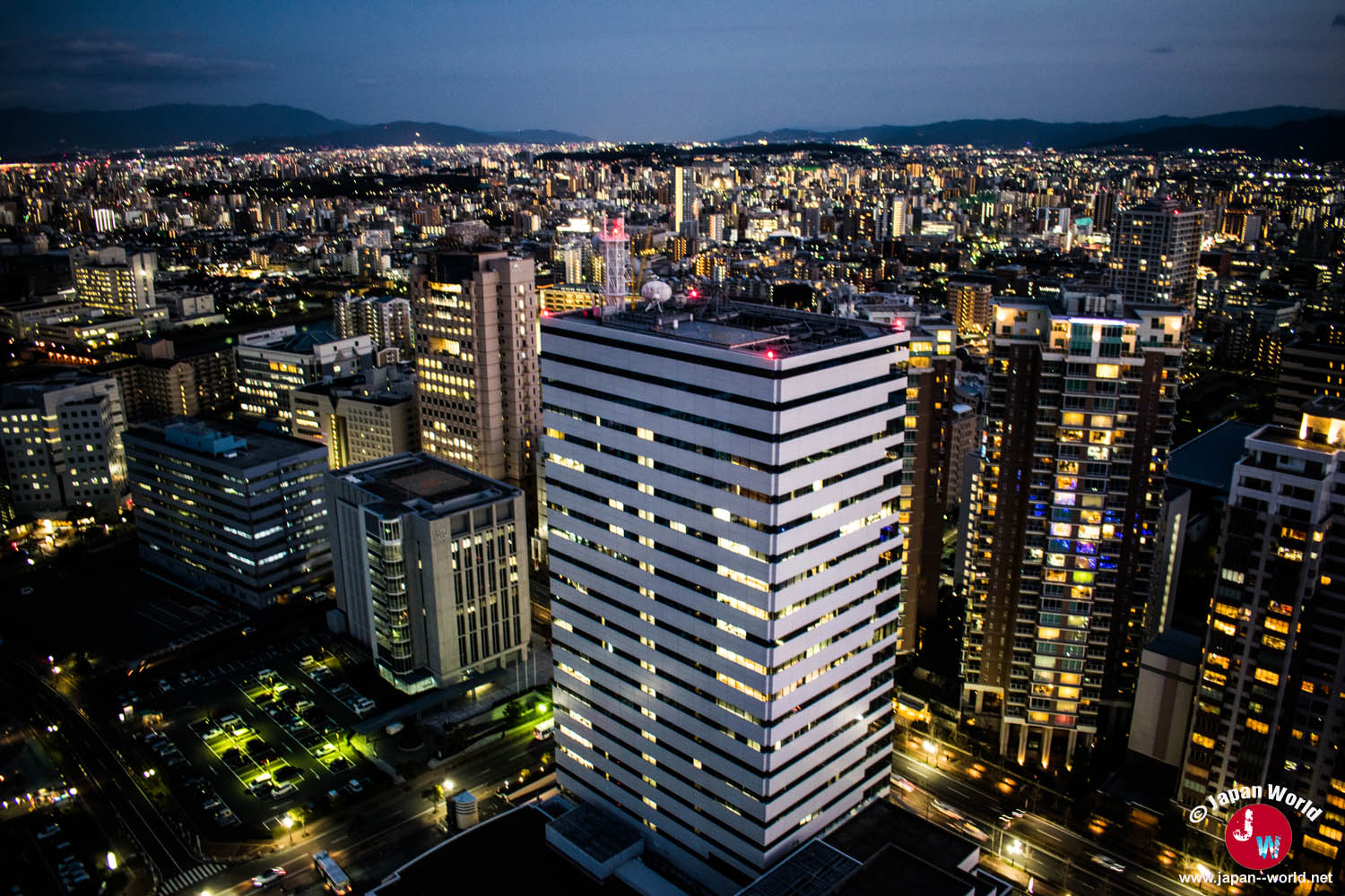 Immeubles et rues de Fukuoka illuminés la nuit depuis la tour